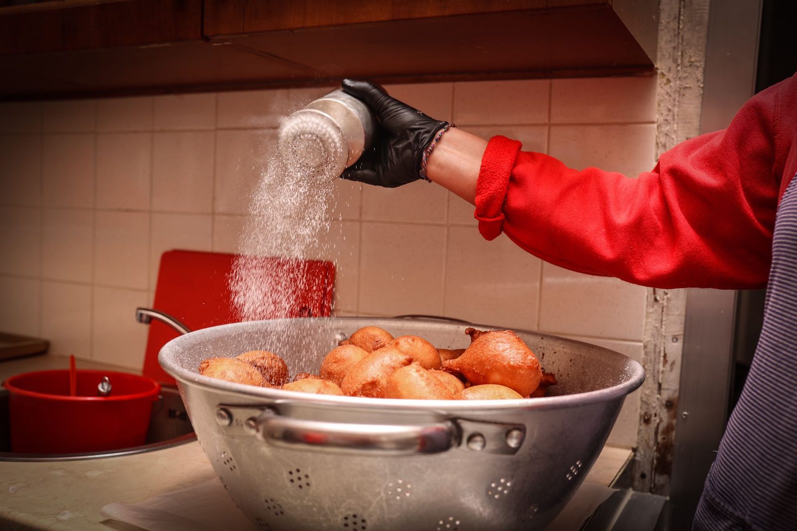 Traditionele oliebollen met poedersuiker